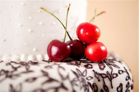 Fondant cake Photographie de stock - Premium Libres de Droits, Code: 659-06900911