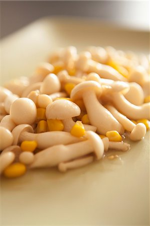 simsearch:659-03531938,k - Mushroom fried corn Photographie de stock - Premium Libres de Droits, Code: 659-06900970