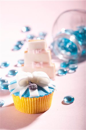 elegant cupcake - Cupcakes Photographie de stock - Premium Libres de Droits, Code: 659-06901016