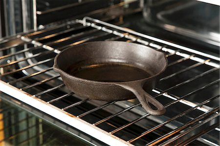 Cast Iron Skillet on an Oven Rack Photographie de stock - Premium Libres de Droits, Code: 659-06901144