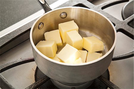 poêle (casserole) - Cubes of Butter in a Pot on the Stove for Melting Photographie de stock - Premium Libres de Droits, Code: 659-06901145