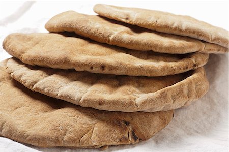 simsearch:659-06153394,k - Whole Wheat Pita Breads Foto de stock - Royalty Free Premium, Número: 659-06901165