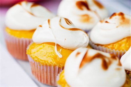 simsearch:659-06307278,k - Lemon cupcakes topped with meringue Foto de stock - Sin royalties Premium, Código: 659-06901227