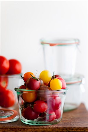 simsearch:659-01863451,k - Multi-Colored Cherry Tomatoes in a Glass Container Photographie de stock - Premium Libres de Droits, Code: 659-06901228