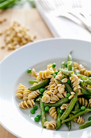 Pasta with Green Beans, Peas and Pine Nuts; In a White Bowl Photographie de stock - Premium Libres de Droits, Code: 659-06901234
