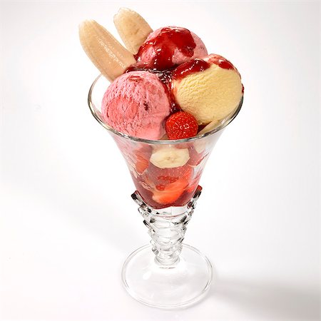 sundae - A strawberry and banana ice cream sundae Foto de stock - Sin royalties Premium, Código: 659-06901255