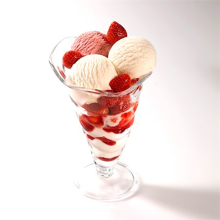 sundae - A strawberry and yogurt ice cream sundae Foto de stock - Sin royalties Premium, Código: 659-06901256