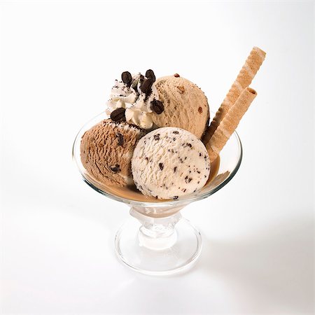 A mocha, stracciatella and nut icing sugar sundae Photographie de stock - Premium Libres de Droits, Code: 659-06901257