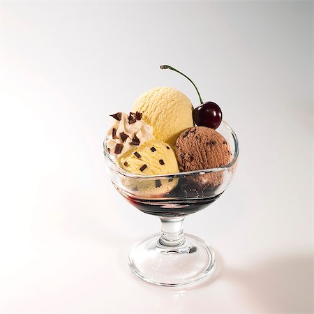Chocolate and vanilla ice cream sundae with cherry sauce and cherries Stockbilder - Premium RF Lizenzfrei, Bildnummer: 659-06901259