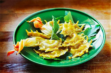 ravioli - Ravioli filled with courgette and courgette flowers Foto de stock - Royalty Free Premium, Número: 659-06901265