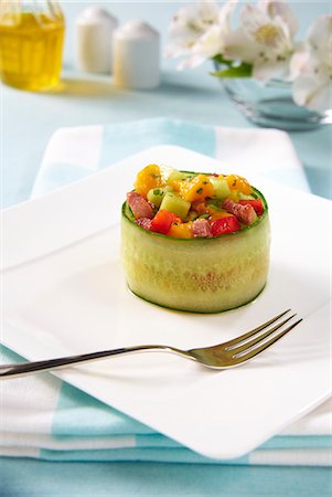 A stuffed cucumber roll filled with mango salad, pepper, cucumber and bacon Photographie de stock - Premium Libres de Droits, Code: 659-06901269