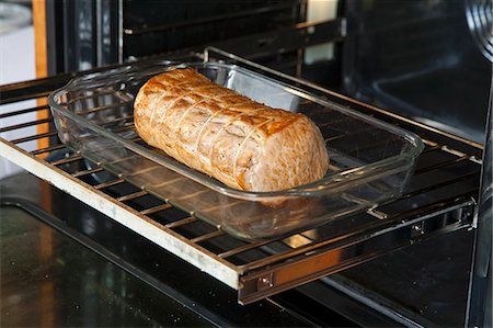 Glazed Pork Loin in a Roasting Pan in the Oven Foto de stock - Sin royalties Premium, Código: 659-06901306