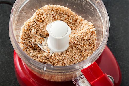 simsearch:659-06901319,k - Homemade Breadcrumbs in a Food Processor Foto de stock - Sin royalties Premium, Código: 659-06901302