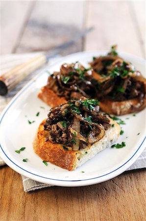 simsearch:659-06183657,k - Crostini topped with chicken liver and onions Photographie de stock - Premium Libres de Droits, Code: 659-06901339