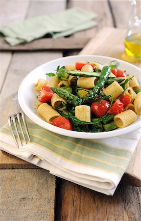 fusée - Pasta with cherry tomatoes, green asparagus and rocket Photographie de stock - Premium Libres de Droits, Code: 659-06901348