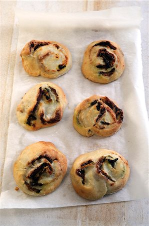saveur - Min pastries filled with salami and courgette Photographie de stock - Premium Libres de Droits, Code: 659-06901349