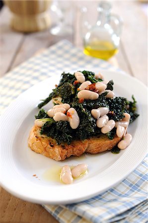 simsearch:659-06186295,k - Bruschetta topped with black cabbage and white beans Photographie de stock - Premium Libres de Droits, Code: 659-06901340