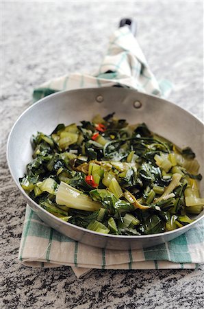 Fried chicory greens with chilli and garlic Fotografie stock - Premium Royalty-Free, Codice: 659-06901364