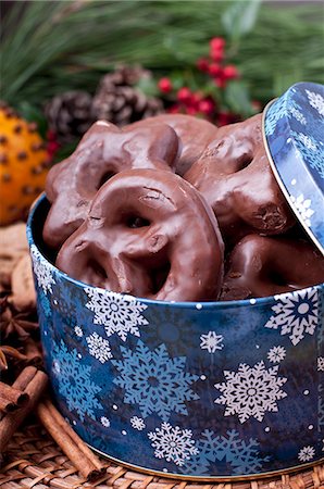 festive cookies - Chocolate coated gingerbread in a Christmas tin Stock Photo - Premium Royalty-Free, Code: 659-06901367