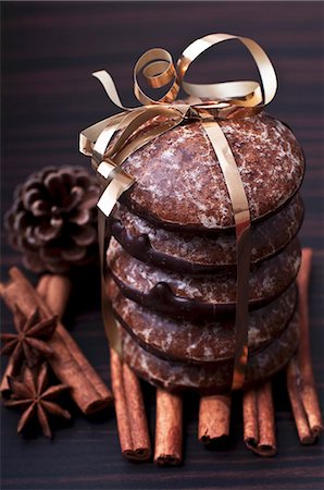 simsearch:659-07028437,k - Gingerbread tied with ribbon with Christmas spices Stockbilder - Premium RF Lizenzfrei, Bildnummer: 659-06901368