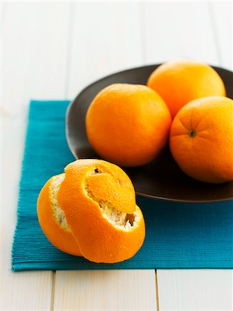 piel de naranja - Oranges, whole and peeled Foto de stock - Sin royalties Premium, Código: 659-06901372