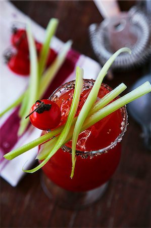 simsearch:659-03523710,k - Bloody Mary with celery Photographie de stock - Premium Libres de Droits, Code: 659-06901384
