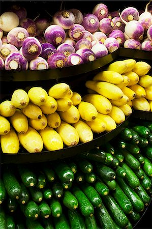 simsearch:659-07959040,k - Turnips, Summer Squash and Zucchini on a Market Display Photographie de stock - Premium Libres de Droits, Code: 659-06901396