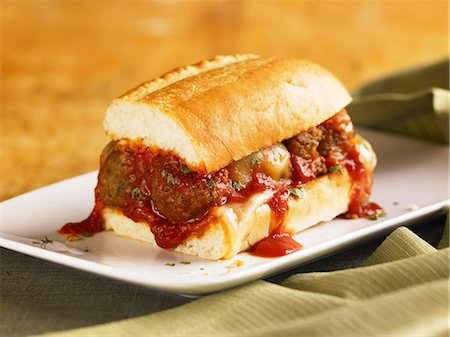 simsearch:659-06153493,k - Meatball Sub with Marinara Sauce Dripping Down the Sides; On a White Plate Stockbilder - Premium RF Lizenzfrei, Bildnummer: 659-06901390