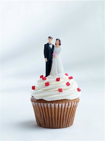 simsearch:659-03530704,k - A cupcake topped with a bride and groom Photographie de stock - Premium Libres de Droits, Code: 659-06901426