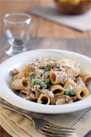 pasta - Mezze maniche with pork and peas in a creamy sauce Foto de stock - Royalty Free Premium, Número: 659-06901445