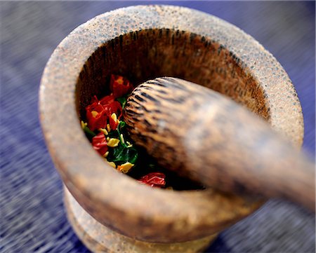 Ingredients for chilli paste in a mortar Foto de stock - Sin royalties Premium, Código: 659-06901441