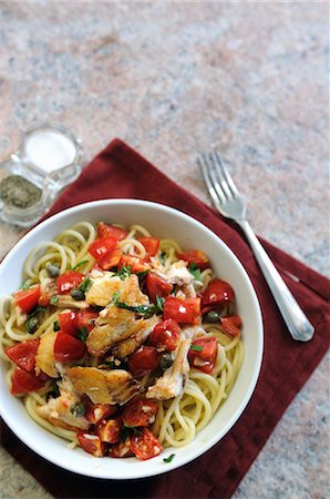 simsearch:659-08148227,k - Spaghetti with haddock, tomatoes and capers (seen from above) Foto de stock - Sin royalties Premium, Código: 659-06901454