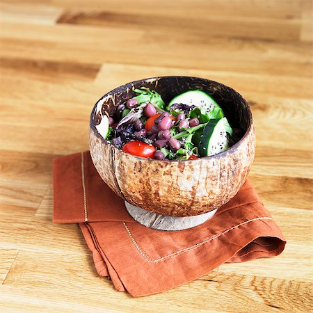 Salad with Chia Seed, Adzuki Beans, Tomatoes, Cucumber and Greens in a Small Bowl Foto de stock - Sin royalties Premium, Código: 659-06901467