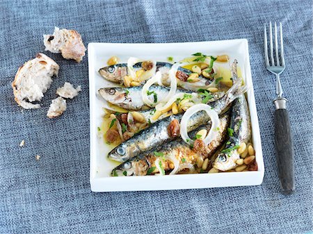 simsearch:659-07068871,k - Marinated sardines with onions and pine nuts Photographie de stock - Premium Libres de Droits, Code: 659-06901461