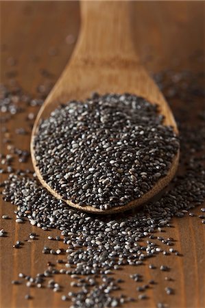 Chia Seeds on a Wooden Spoon Foto de stock - Sin royalties Premium, Código: 659-06901484