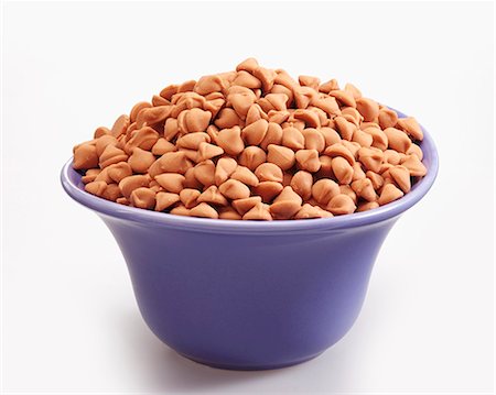 simsearch:659-06153345,k - Bowl of Butterscotch Chips Photographie de stock - Premium Libres de Droits, Code: 659-06901495