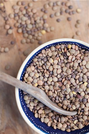 Brown Lentils in a Bowl with a Wooden Spoon Foto de stock - Sin royalties Premium, Código: 659-06901512