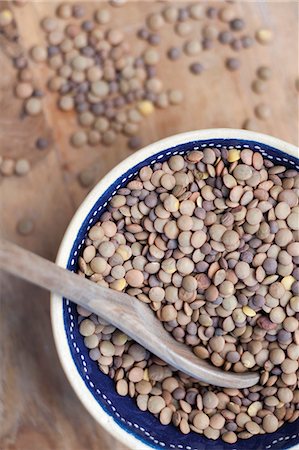 Brown Lentils in a Bowl with a Wooden Spoon Photographie de stock - Premium Libres de Droits, Code: 659-06901512