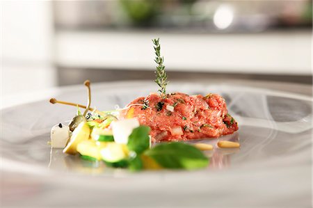 pignon - Tartar with a Mediterranean salad Photographie de stock - Premium Libres de Droits, Code: 659-06901526