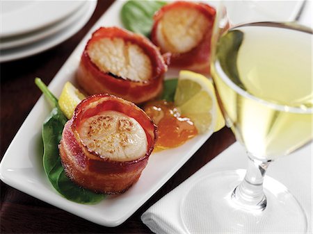 simsearch:659-06671229,k - Bacon Wrapped Scallops on a Platter; Glass of White Wine Fotografie stock - Premium Royalty-Free, Codice: 659-06901528