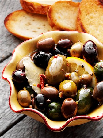 simsearch:659-08906358,k - Bowl of Marinated Olives with Slices of Toasted Bread Stock Photo - Premium Royalty-Free, Code: 659-06901529