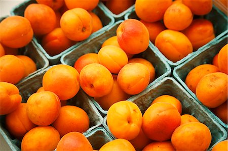frutas biológicas - Organic Apricots at a Farmer's Market Foto de stock - Sin royalties Premium, Código: 659-06901536