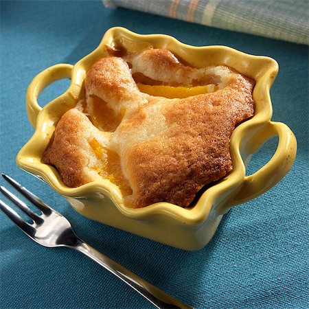 Individual Peach Cobbler in a Yellow Baking Dish Foto de stock - Sin royalties Premium, Código: 659-06901554