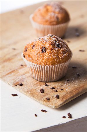 schokoladenstück - Muffins with sugar and chocolate chips Stockbilder - Premium RF Lizenzfrei, Bildnummer: 659-06901557