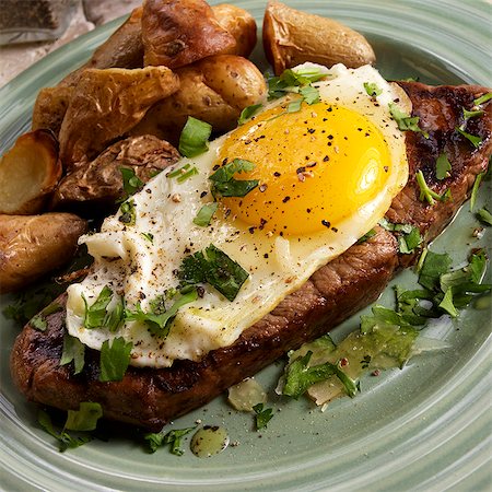 simsearch:659-07028920,k - Bife a Cavalo; Brazilian Steak Topped with a Fried Egg; Potatoes Photographie de stock - Premium Libres de Droits, Code: 659-06901551