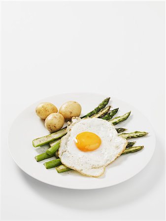 Green asparagus with new potatoes and a fried egg Fotografie stock - Premium Royalty-Free, Codice: 659-06901579