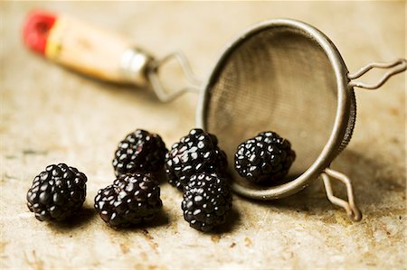 simsearch:659-06903279,k - Blackberries Spilling from a Colander Photographie de stock - Premium Libres de Droits, Code: 659-06901581