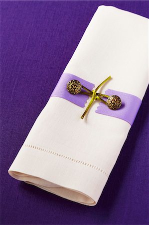 Linen Napkin with Button Fotografie stock - Premium Royalty-Free, Codice: 659-06901597