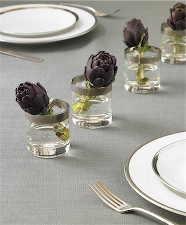 Table Setting with Artichokes in Glasses of Water Photographie de stock - Premium Libres de Droits, Code: 659-06901592