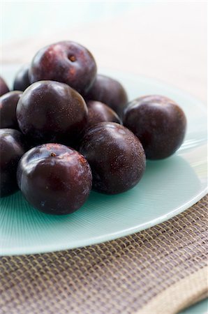 prune (fruit) - Fresh plums on plate Photographie de stock - Premium Libres de Droits, Code: 659-06901624